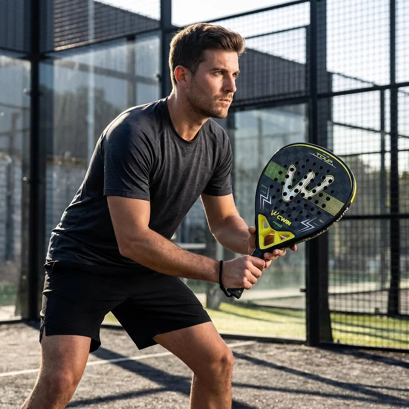 Jugador de pádel en cancha sosteniendo la pala CWIN Elite Tour Pro amarilla, listo para golpear