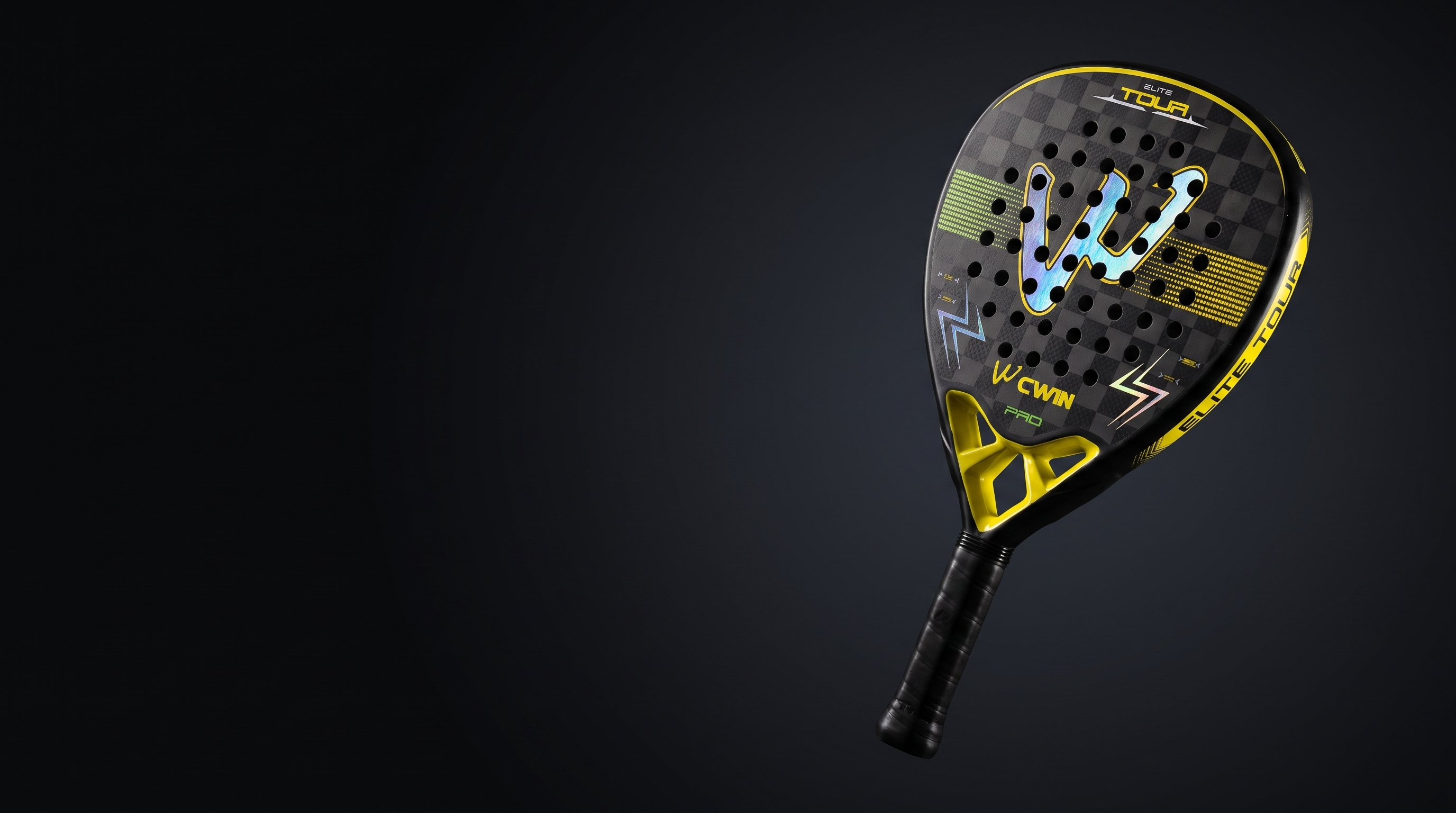 Pala de pádel CWIN Elite Tour Pro de carbono 18K sobre fondo oscuro
