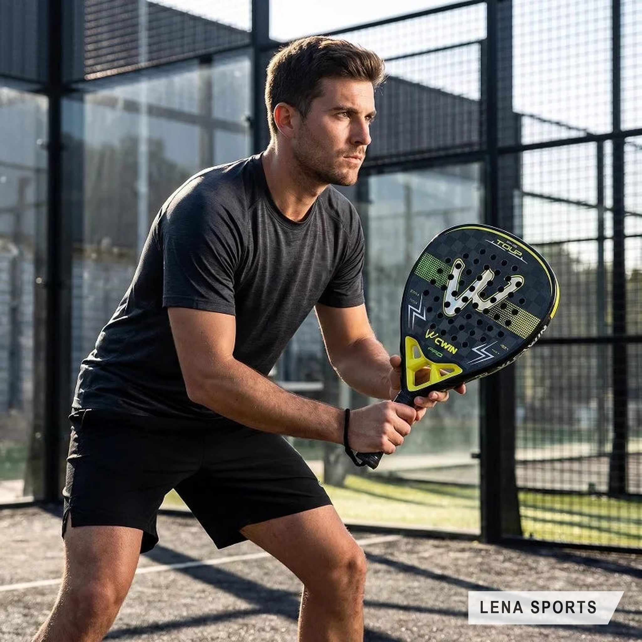 Jugador de pádel en cancha sosteniendo la pala CWIN Elite Tour Pro amarilla, listo para golpear