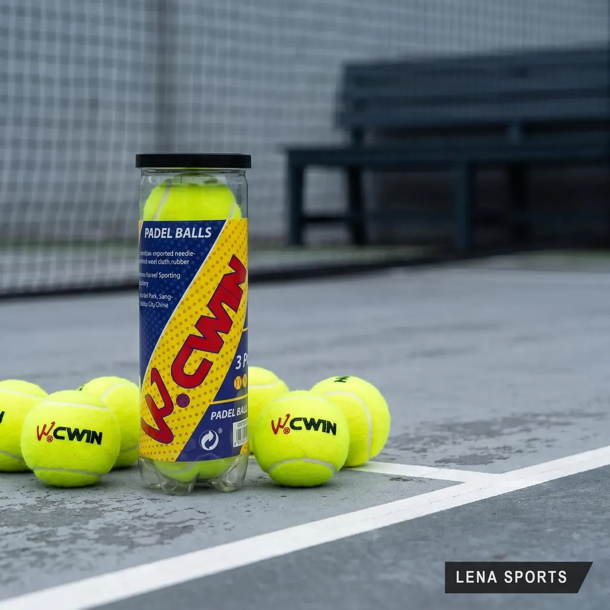 Tubo y pelotas de pádel CWIN sobre una cancha de pádel
